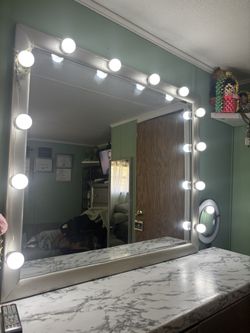 Dresser with mirror!( Lights Included)