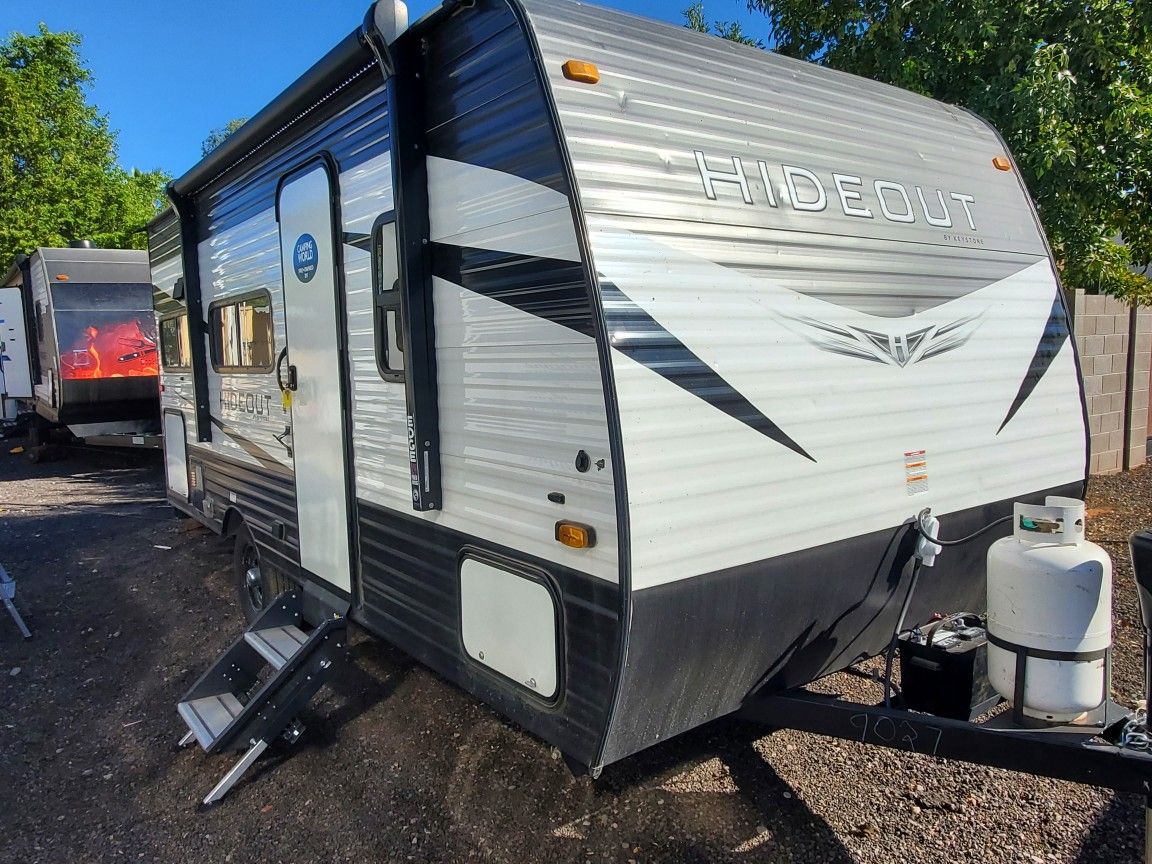 2021 Keystone Hideout 17ft couples trailer with slide Murphy bed