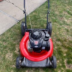 YARD MACHINE 21" WALK BEHIND PUSH MOWER WITH BAGGER 