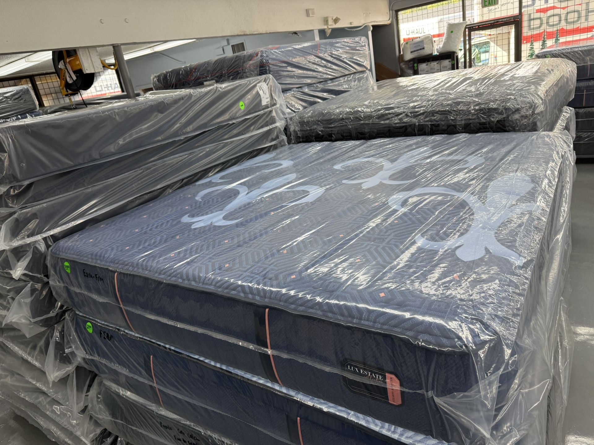 KING SIZE STEARNS & FOSTER LUX ESTATE (EXTRA-FIRM) MATTRESS & BOX SPRINGS BED SET