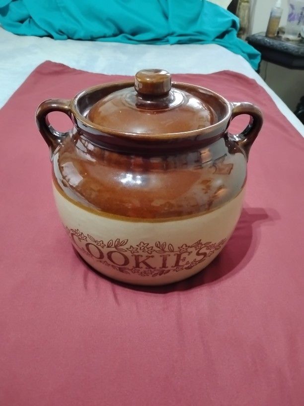 Cookies Jar Vintage Monmouth Usa Oven Proof 7" And Half Enchs Tall 9" "Enchs Wide Ver y Good Condicion