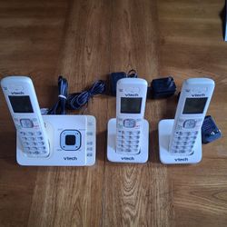 Vtech Telephone With Answering Machine And Three Handsets