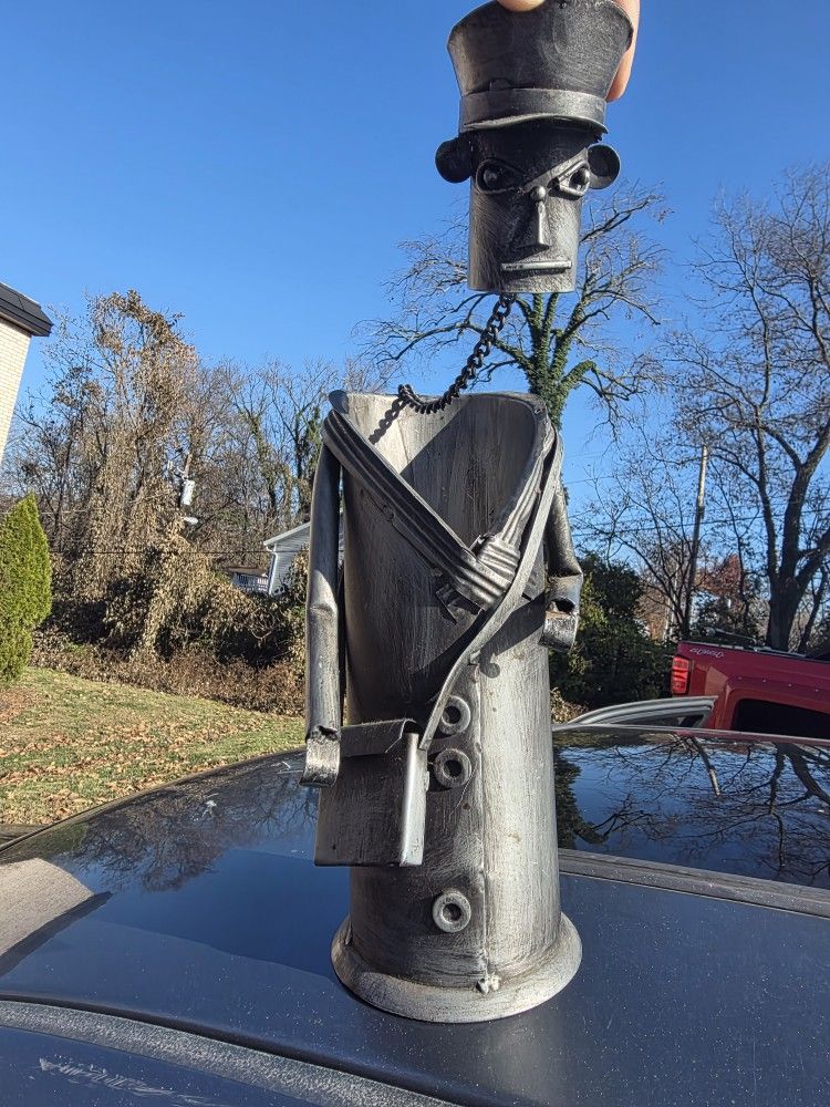 SCULPTED METAL WINE BOTTLE HOLDER