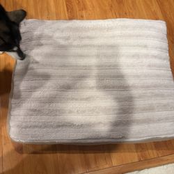 Like-New Plush Dog Bed – Medium/Large Dog