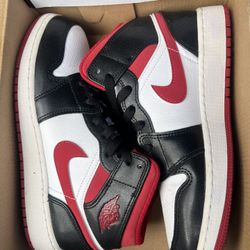 Jordan 1 Mid 