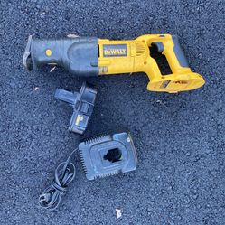 DEWALT DC385 Reciprocating Saw Sawzall Cordless 18V With Charger And Battery