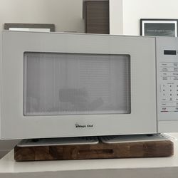 Magic Chef Countertop Microwave 1000 Watts 1.1 Cubic Feet — Like New