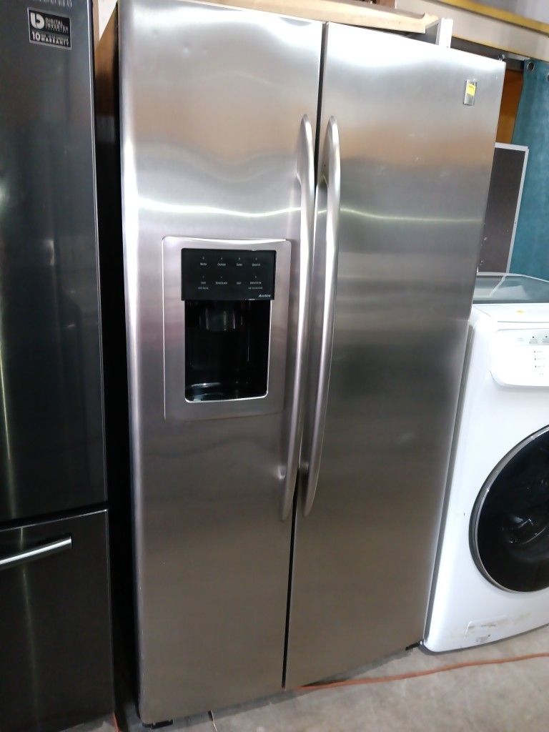 G/E Side By Side Refrigerator Stainless Steel Everything Works Good 💯