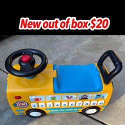 Sesame Street School Bus Ride on for boys and girls will enchant your child as it plays fun sounds and has flashing lights! 🚨$20 firm cash only pick