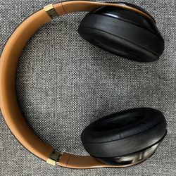 Beats Studio3 Black and Gold