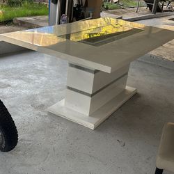 White With Black And Clear Diamond Middle With 6 Black Chairs 