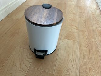 Moving Sale Bundle – Bathroom + Cleaning Items”