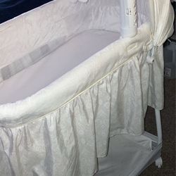 Bassinet / Rocker / Bouncer /clothes 