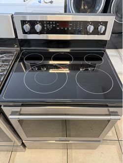 Maytag glass top electric stove in perfect condition