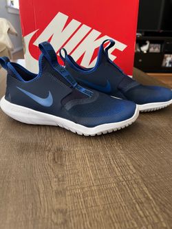 Size 5. 5Y  Tenis NIKE for child / for adult size 7