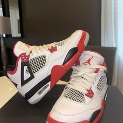 Jordan 4s Fire Red Size 6.5 Youth 
