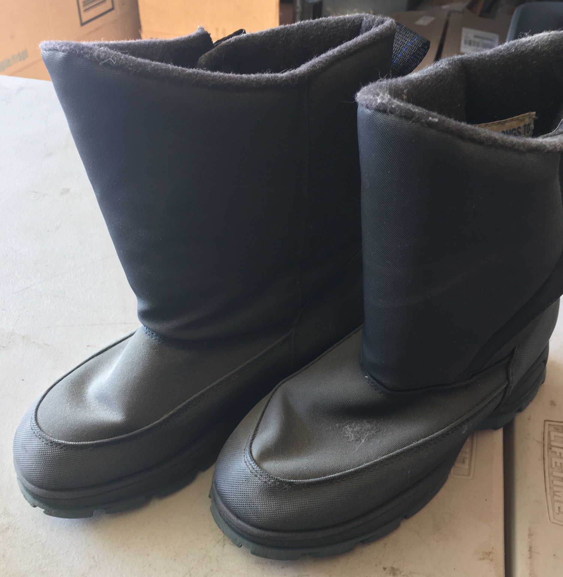 Snow boots kids size 4
