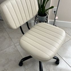 Modern Ivory Office Chair – Adjustable Height, Rolling Base 