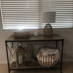 SOFA ENTRY ACCENT TABLE