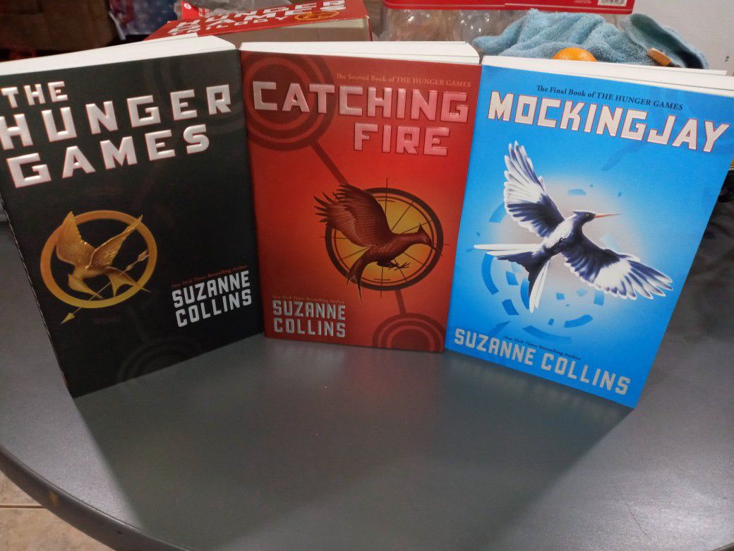 The Hunger Games Trilogy Box Set (Paperback Classic Collection) - by Suzanne Collins