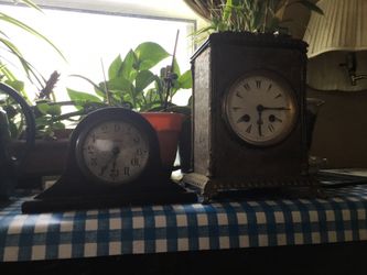 Antique cartridge & small Mateo clock