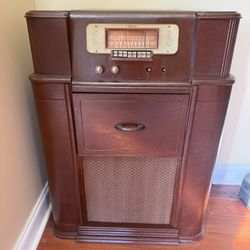 Vintage 1940s Silvertone radio