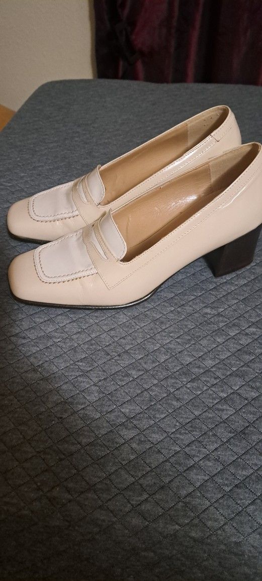 LIZ Claiborne Made In Italy Penny Loafers With Heels Two Tone Beige Leather Heels Size 6.5 Used Great Shape.