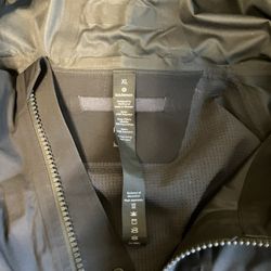 $40 Lululemon City To Hike Rain Jacket XL