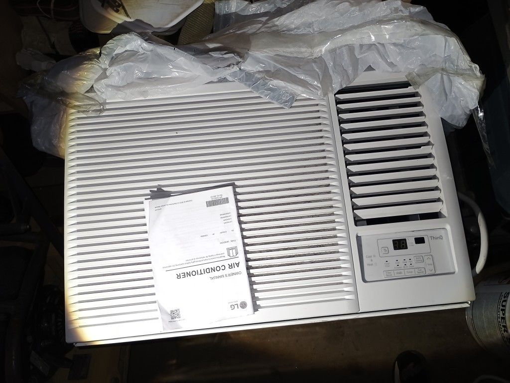 LG Massive Air Conditioning/Heat Window Unit W/Remote