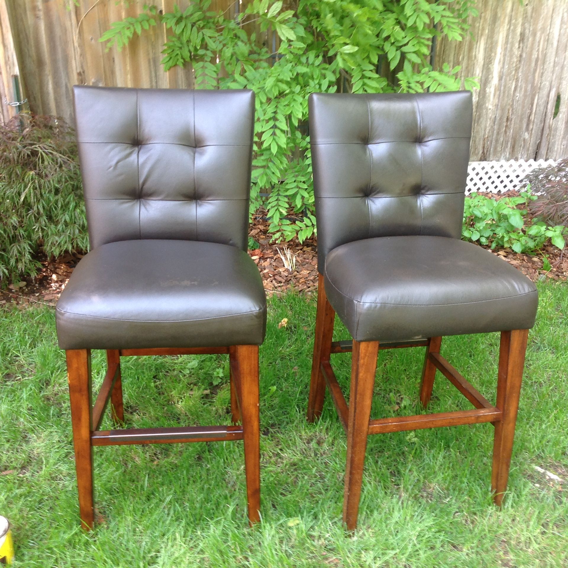 6 Barstools 35$ each 4 black 2 brown