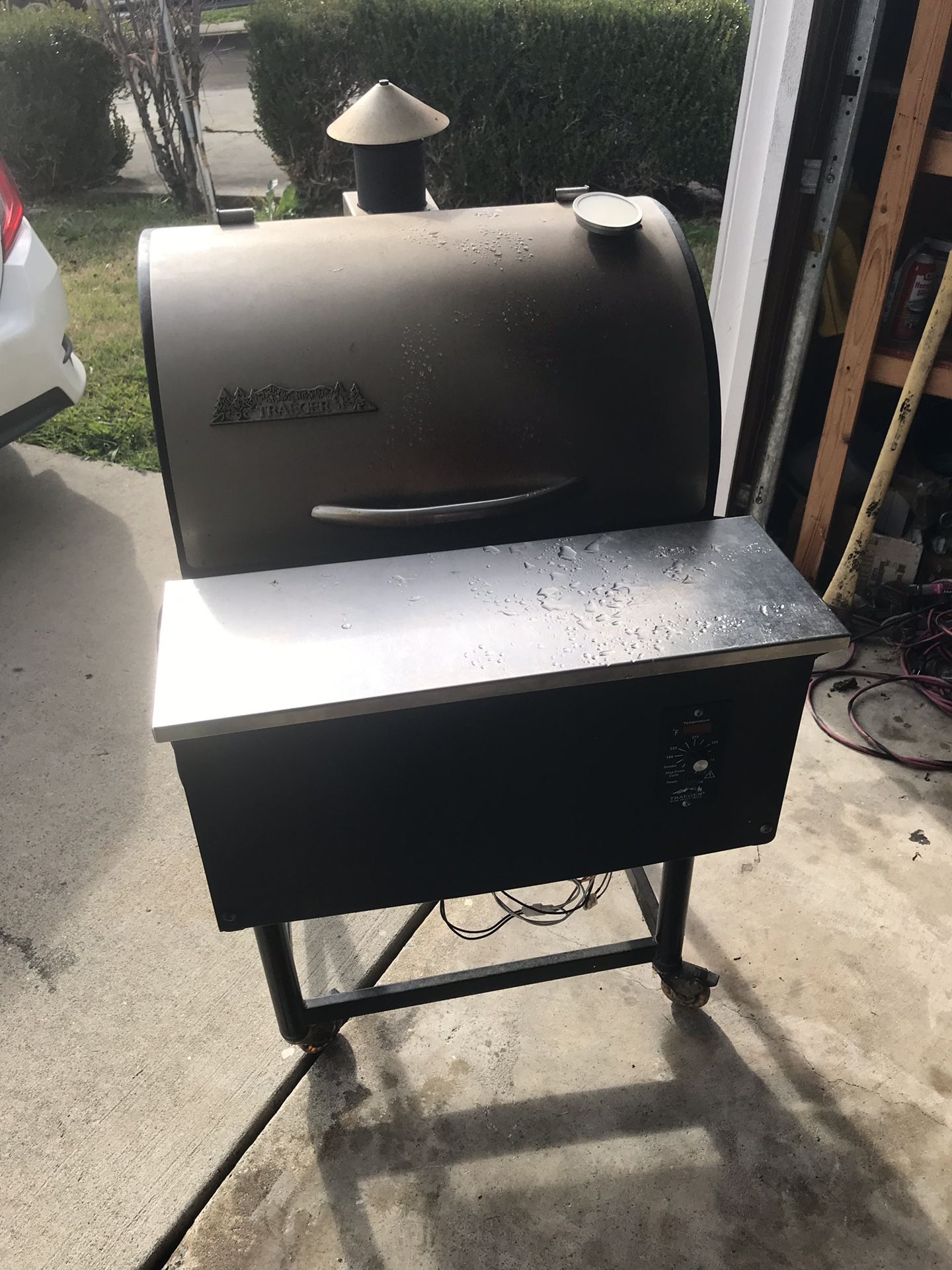 Traeger original bbq 124 professional. Great starter smoker. Made in America. Very sturdy.