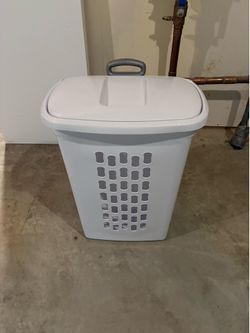 Laundry hamper with wheels