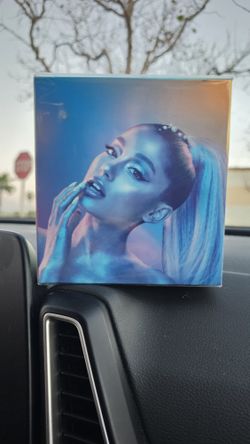 Ariana Grande CLOUD. 