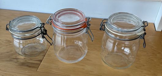 Set of 3 glass canisters with rubber seals.