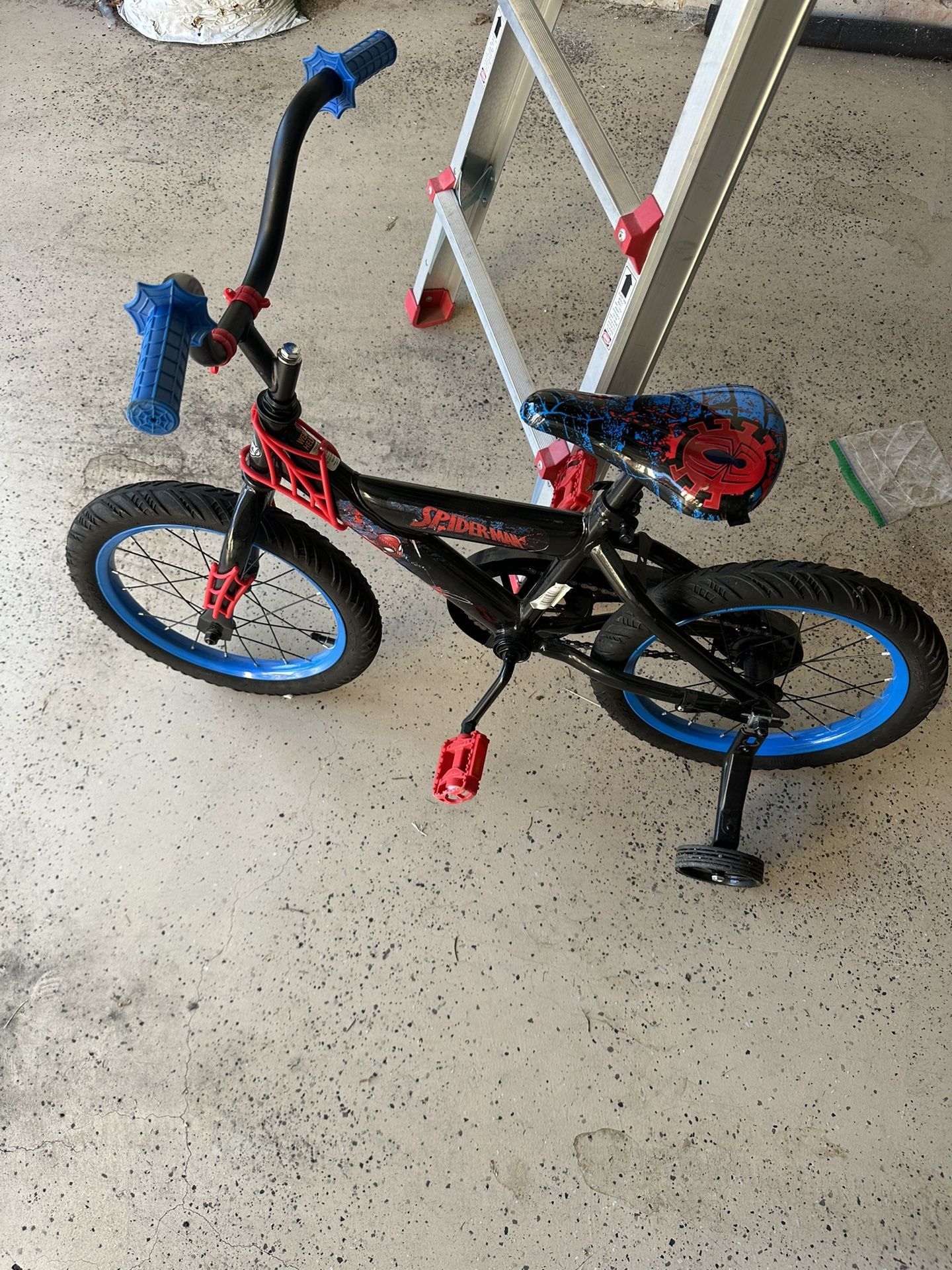Spider-Man Bike And Helmet With Training Wheels