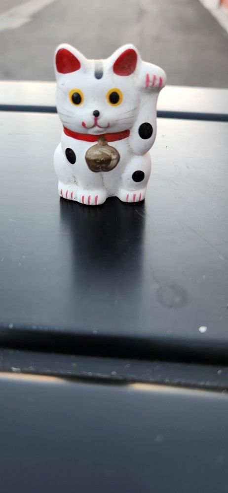 Vintage Maneki Neko Lucky Charm Figurine