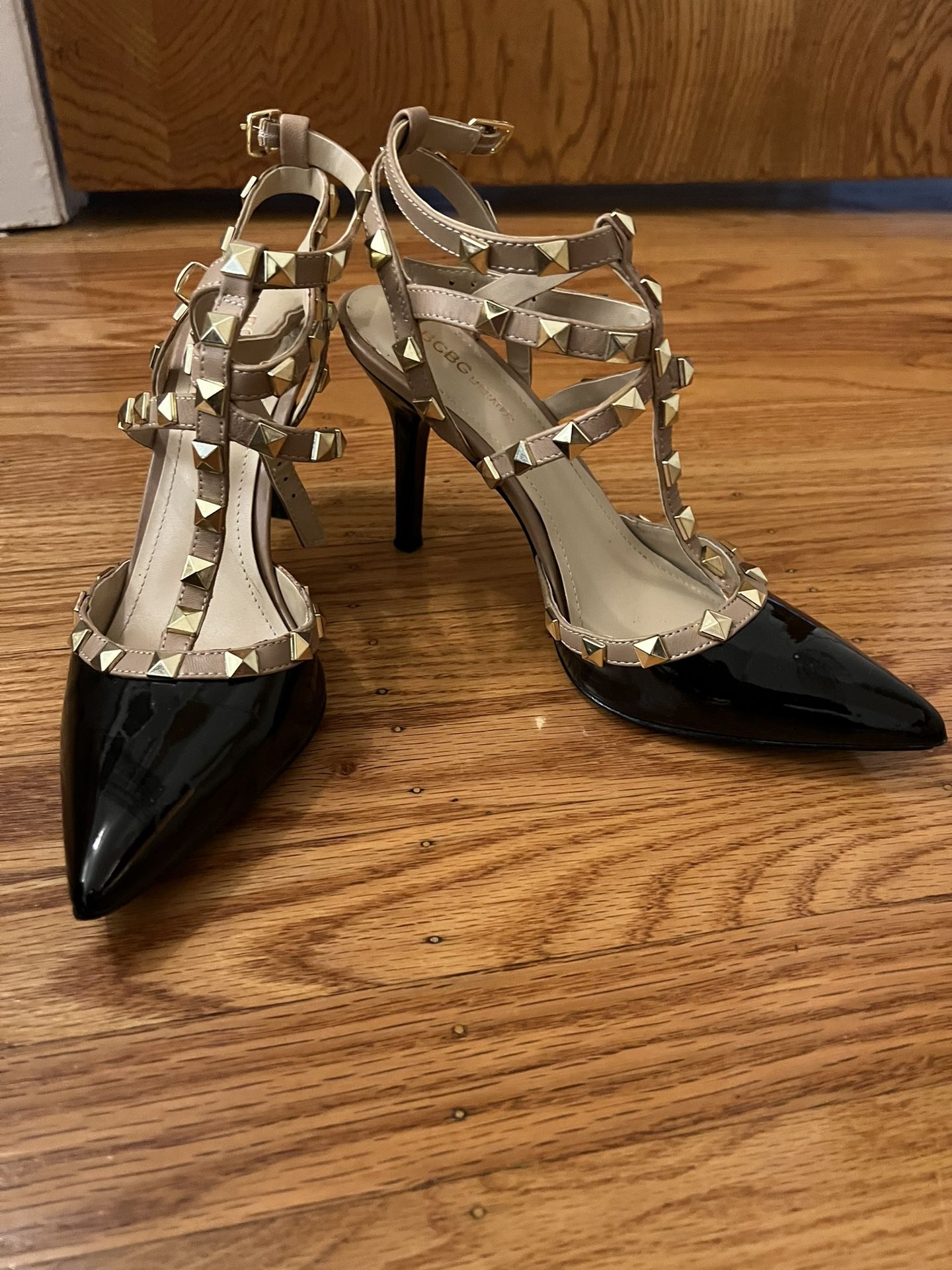 BCBG HEELS SIZE 8