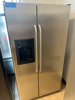 GE Stainless Steel Refrigerator W Ice & Water