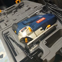 sierra de calar orbital con función de desplazamiento (scrolling) Ryobi JS550L, diseñada para cortes versátiles y detallados. 