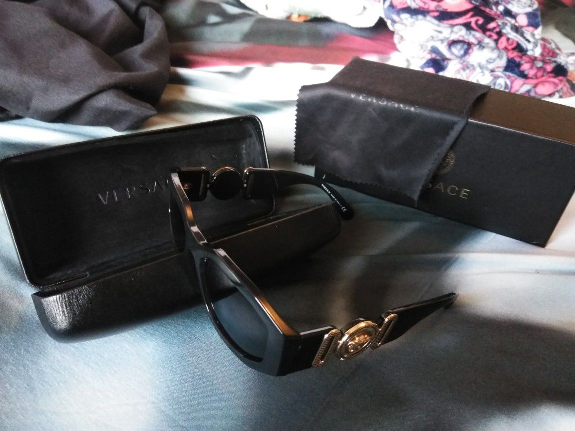 Versace sunglasses 🌞