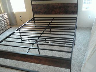 Queen Bed/Bedframe