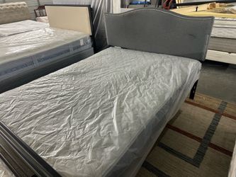 Queen spring mattress-LIKE NEW!