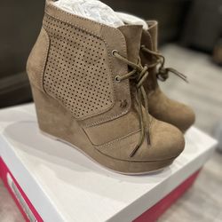 Women’s Size 7 Wedge Shoe 