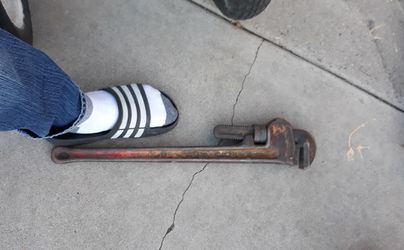 Pipe wrench