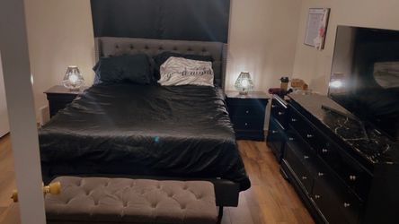 Gray Tufted Upholstered Bed Frame with Footboard Bench