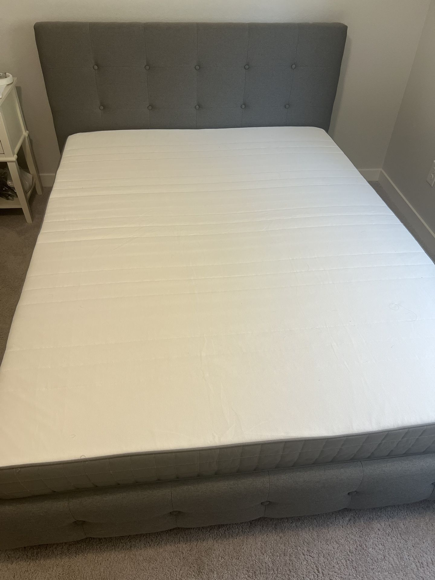 Queen Memory Foam Mattress + Bed Frame w/ Headboard- Excellent Condution