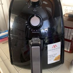 “ MOMENTO “Black air fryer Like New. Reduced 