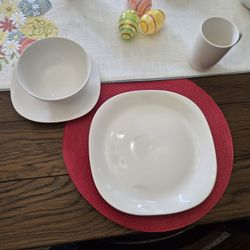Dinnerware place settings, Like New Condition