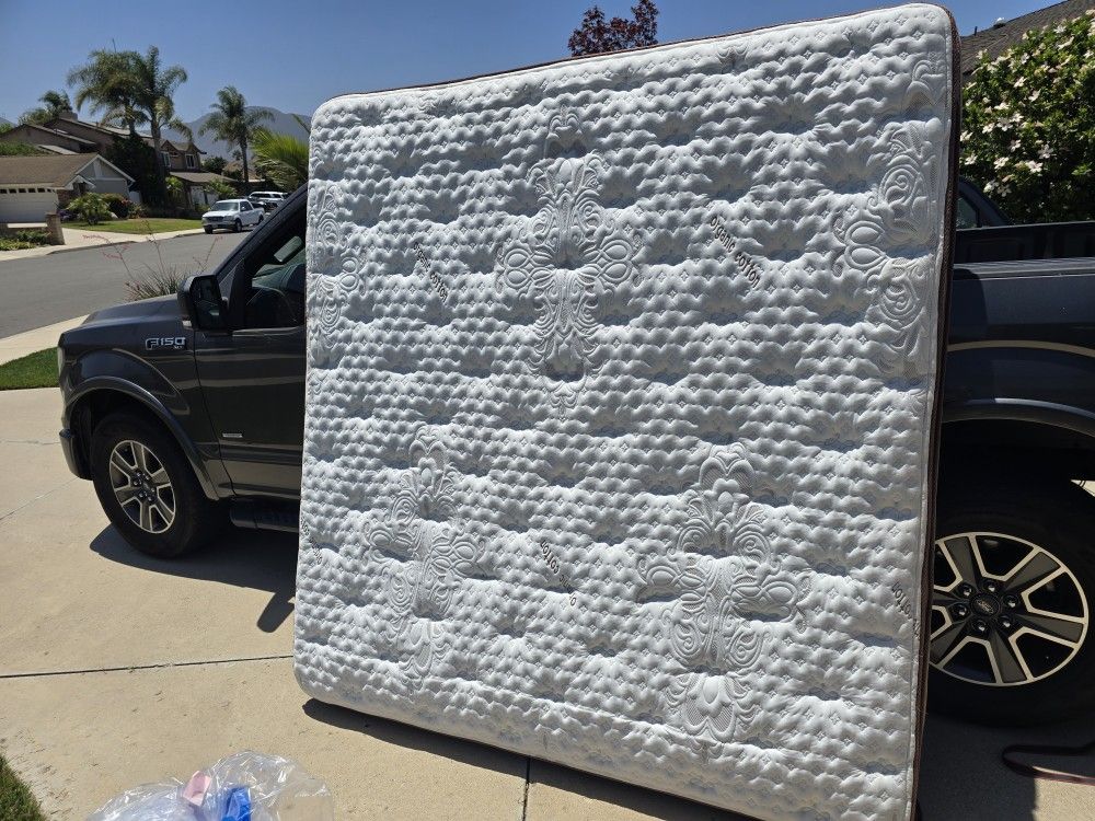 Luxurious EASTERN KING SIZE Pillow Top MATTRESS Clean Comfy Gently Used Med Plush Delivery Avail