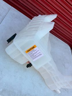 Mytee Products Coolant Reservoir Tank Compatible with T680 (2013-2021) T880 (2014-2021) Peterbilt 579 (2013-2021) - Engine Coolant Surge Tank Replace